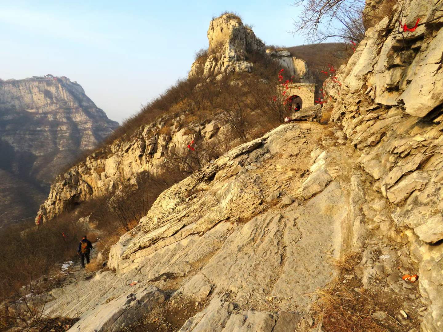 翻山越岭莲花山